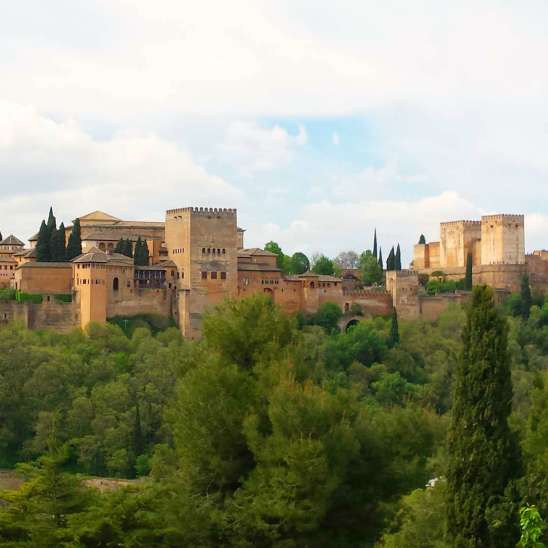" Альгамбра - крепость и дворцы эмиров Гранады" - вы  в реальности соприкасаетесь с эпохой правления мавров в Европе.